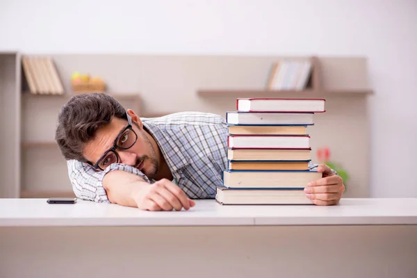 Junge männliche Studenten bereiten sich zu Hause auf Prüfungen vor — Stockfoto