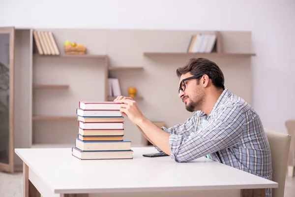 Giovane studente maschio preparazione per gli esami a casa — Foto Stock