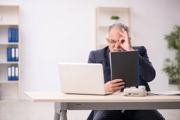 Viejo empleado que trabaja en la oficina —  Fotos de Stock