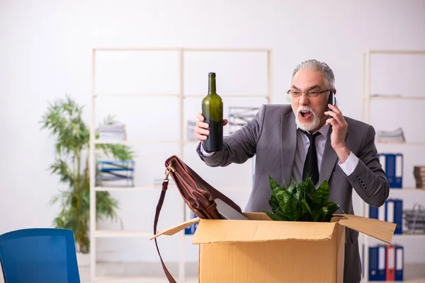 Velho alcoolista viciado empregado masculino em conceito de demissão — Fotografia de Stock