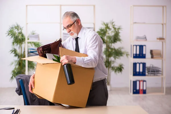 Old alcohol addicted male employee in dismissal concept — Stock Photo, Image