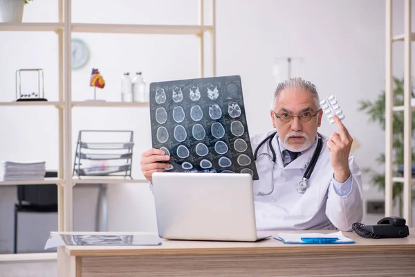 Oude mannelijke arts radioloog werkzaam in de kliniek — Stockfoto