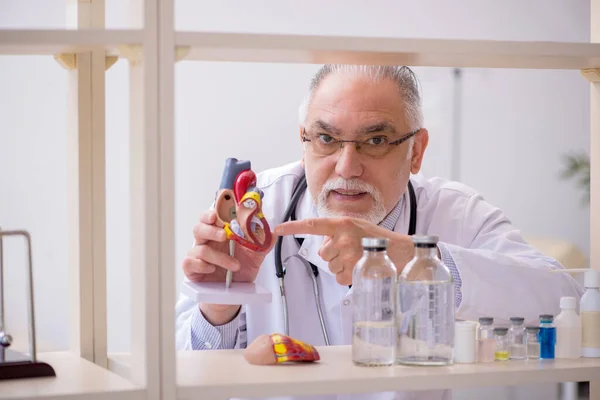 Oude mannelijke cardioloog werkzaam in de kliniek — Stockfoto