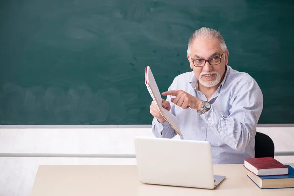 Viejo profesor delante del tablero verde —  Fotos de Stock