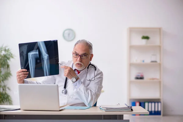 Gammal manlig röntgenläkare som arbetar på kliniken — Stockfoto