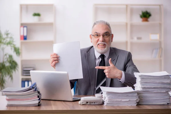 Alt männlich mitarbeiter working im die büro — Stockfoto