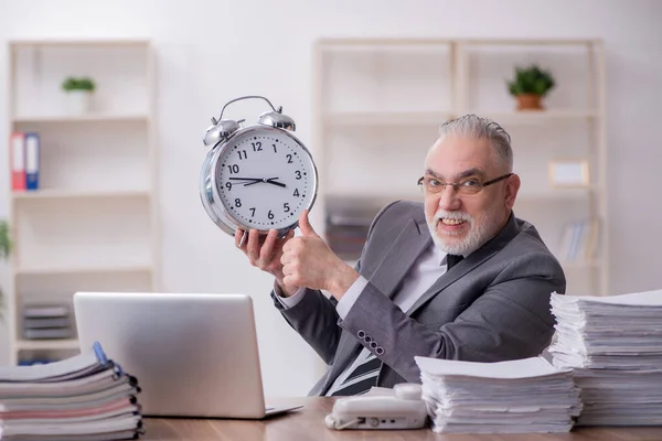 Oud mannelijk werknemer in time management concept — Stockfoto