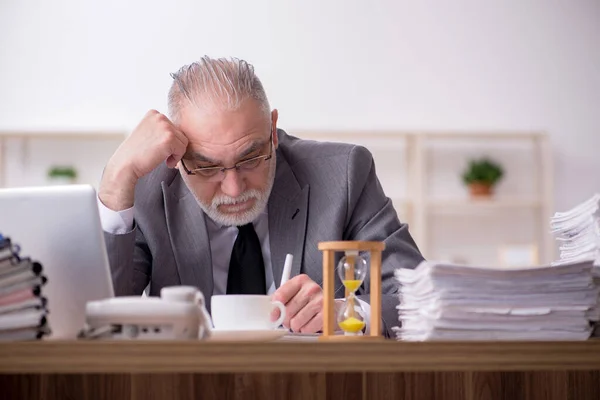 Старый работник-мужчина в концепции управления временем — стоковое фото