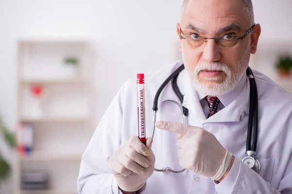 Alte männliche Arzt Hämatologe arbeiten in der Klinik — Stockfoto