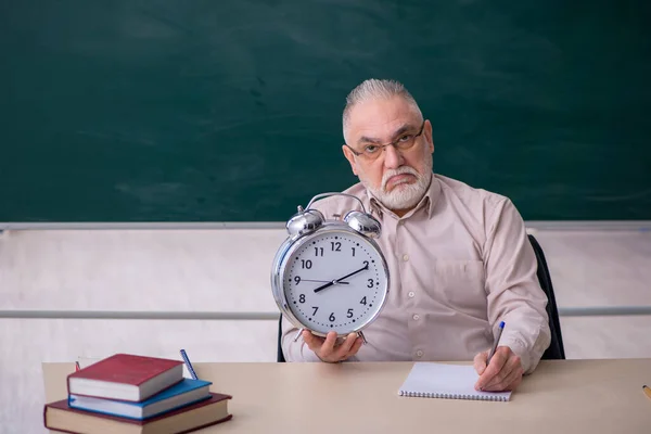 Viejo profesor en concepto de gestión del tiempo —  Fotos de Stock