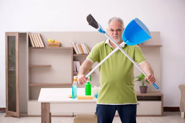 Vecchio pulire la casa — Foto Stock