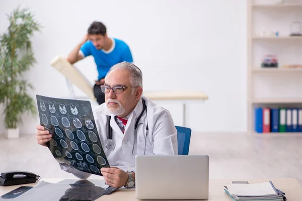 Young male patient visiting old male doctor radiologist — Stock Photo, Image
