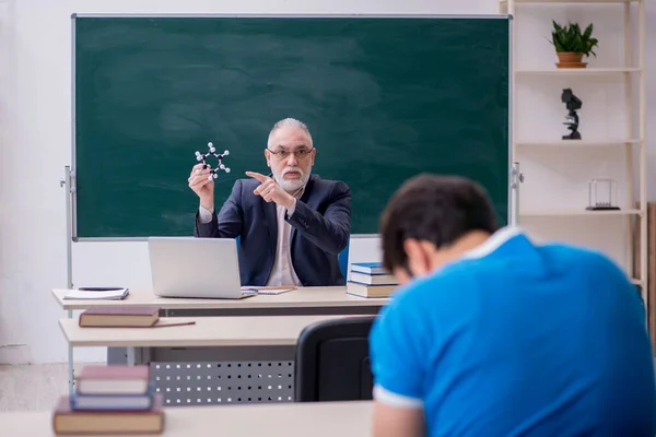 Viejo profesor de física masculino y joven estudiante masculino delante de Blac — Foto de Stock