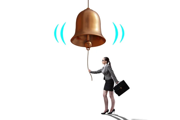 Bizneswoman dzwoni dzwonkiem w razie niebezpieczeństwa — Zdjęcie stockowe