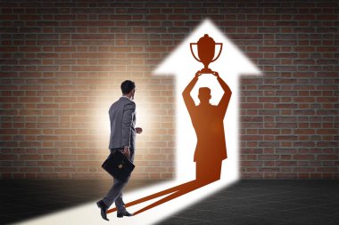 İş adamı iş konseptinde büyük ödülü hayal ediyor