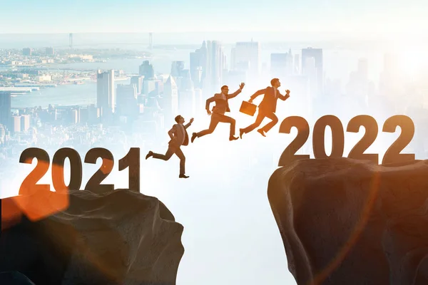 Man hoppar från år 2021 till 2022 — Stockfoto