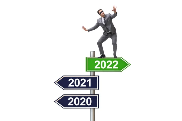 Бизнесмен на указателе с 2021 по 2022 год — стоковое фото