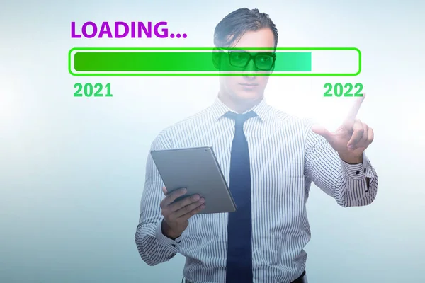 Empresário pressionando botão virtual com o ano 2022 — Fotografia de Stock