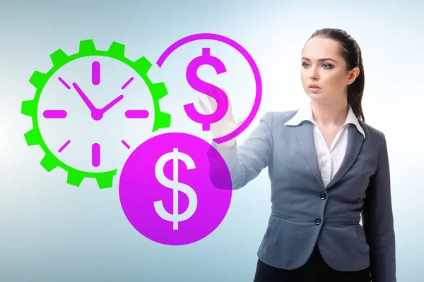Mujer de negocios en el tiempo es el concepto de dinero — Foto de Stock