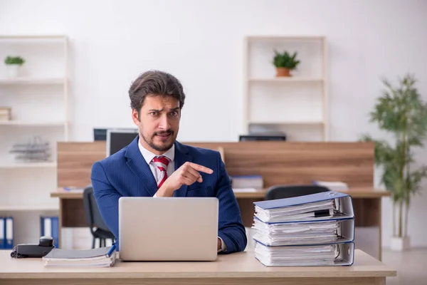 Giovane dipendente maschile che lavora in ufficio — Foto Stock