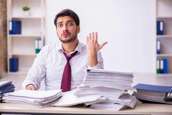 Jovem empresário empregado infeliz com excesso de trabalho no escritório — Fotografia de Stock