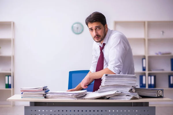 Jeune homme d'affaires employé mécontent du travail excessif au bureau — Photo