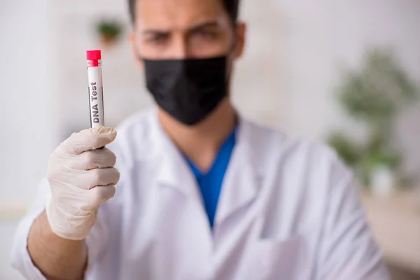 Bioquímico masculino joven analizando muestras de sangre — Foto de Stock
