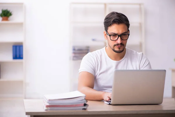 Junge männliche studentische Angestellte am Arbeitsplatz — Stockfoto