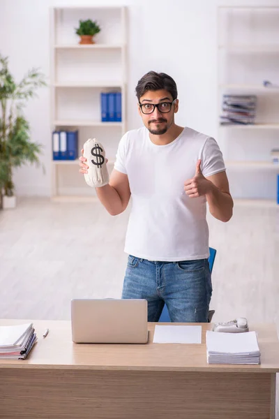 Giovane studente dipendente maschile sul posto di lavoro — Foto Stock