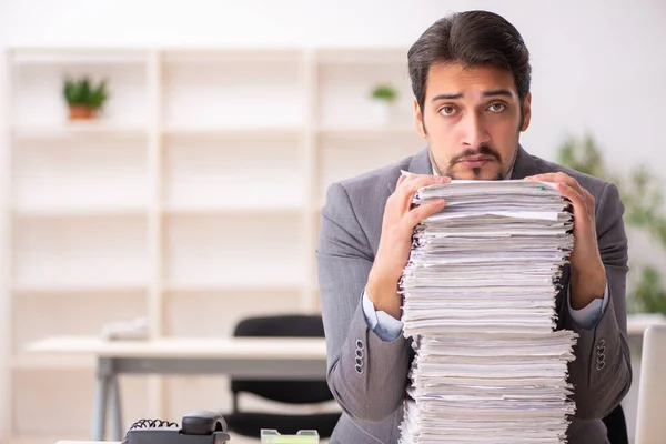 Jovem funcionário masculino infeliz com excesso de trabalho no escritório — Fotografia de Stock