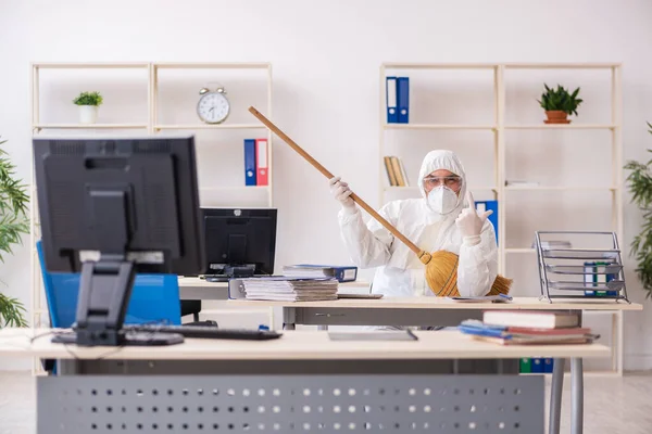 Empreiteiro velho limpando o escritório segurando vassoura — Fotografia de Stock