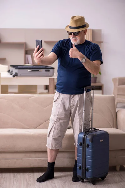 Vieil homme se préparant pour le voyage à la maison — Photo