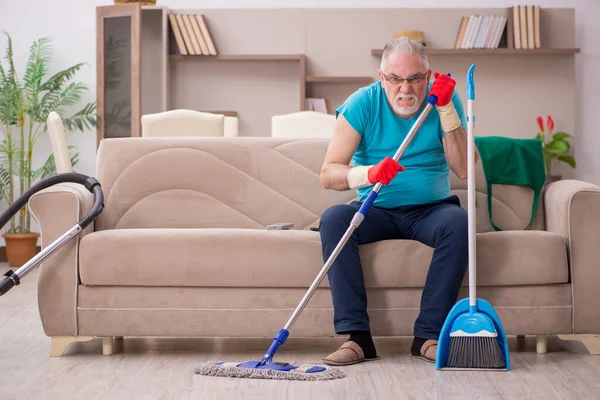 Orang tua membersihkan rumah — Stok Foto