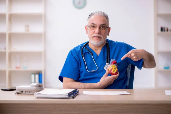 Médico cardiologista idoso trabalhando na clínica — Fotografia de Stock