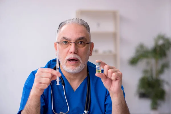 Aşı konseptinde yaşlı bir doktor. — Stok fotoğraf