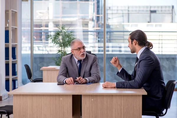 Due uomini d'affari che discutono di progetto aziendale — Foto Stock