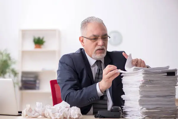 Viejo empleado masculino en el concepto de lluvia de ideas —  Fotos de Stock