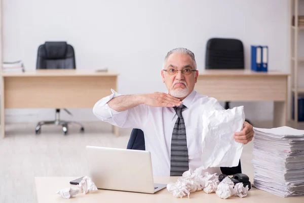 Velho empregado masculino no conceito de brainstorming — Fotografia de Stock
