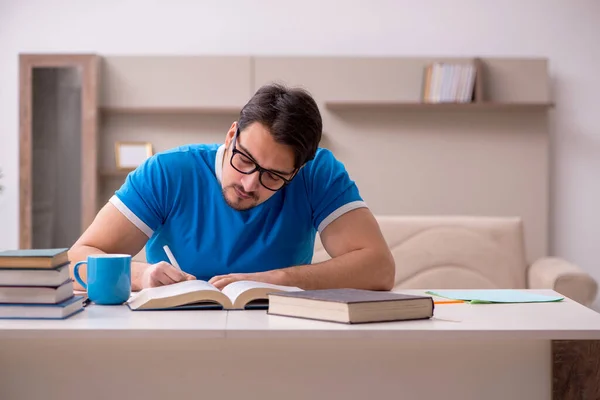 Junge männliche Studenten studieren zu Hause — Stockfoto