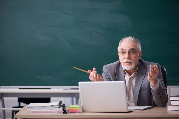 Velho professor na frente do quadro negro — Fotografia de Stock