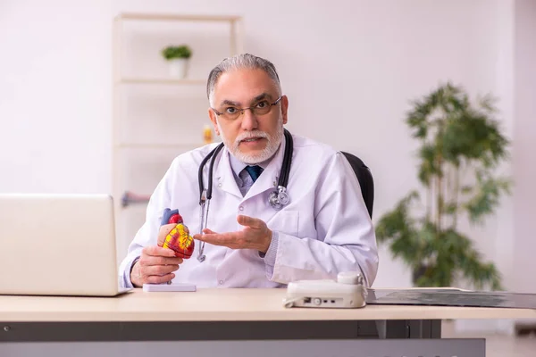 Medico di sesso maschile anziano cardiologo che lavora in clinica — Foto Stock