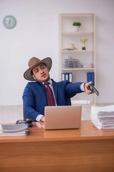 Junger Cowboy-Geschäftsmann arbeitet am Arbeitsplatz — Stockfoto