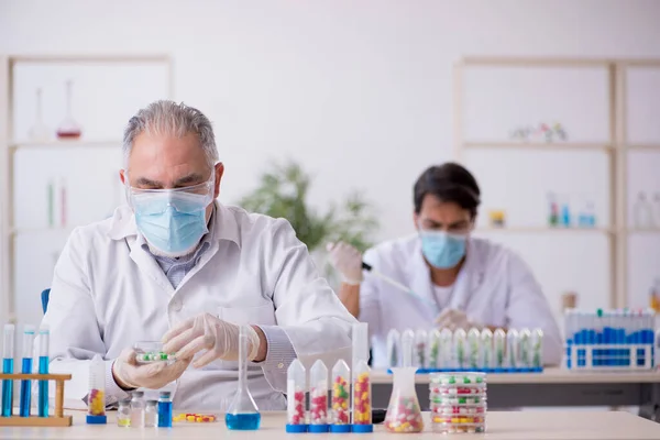 Twee mannelijke chemici in drugs synthese concept in het lab — Stockfoto