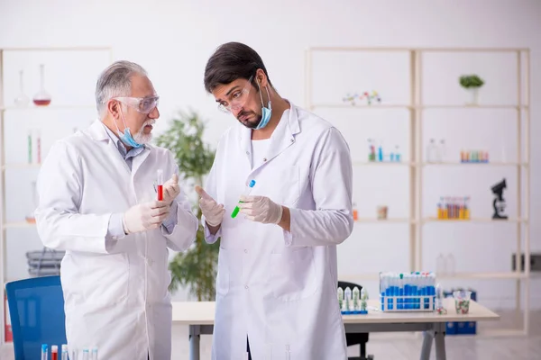 Laboratuvarda uyuşturucu sentezi konseptinde iki erkek kimyager. — Stok fotoğraf