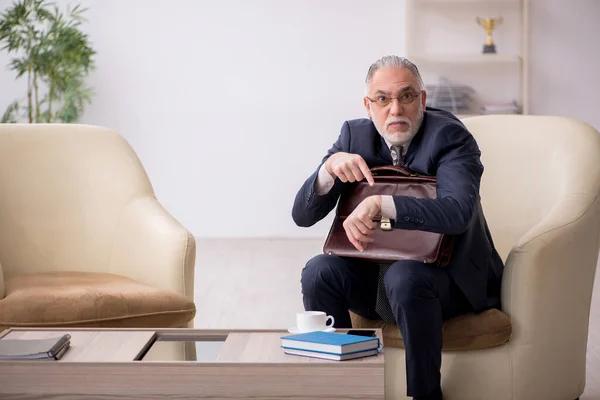 Old businessman employee waiting for business meeting — Stock Photo, Image