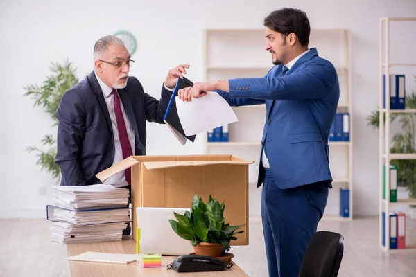 Dois empregados do sexo masculino em conceito de despedimento — Fotografia de Stock