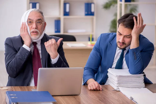 Old male employee suffering from toothache in the office — Stock Photo, Image