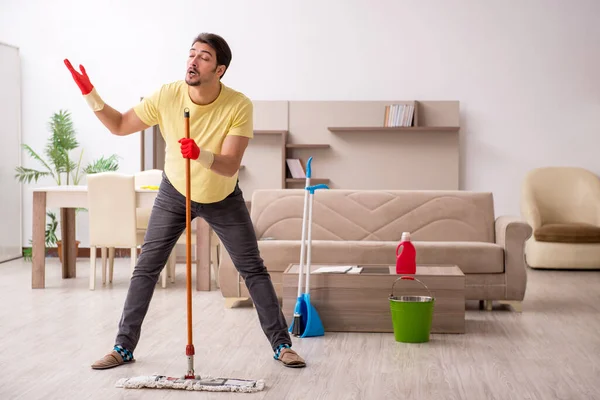 젊은 남자 건설업자 가집 청소를 하고 있다 — 스톡 사진