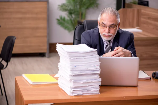 Viejo empleado y demasiado trabajo en la oficina — Foto de Stock