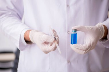 Aşı konseptinde genç bir erkek doktor.